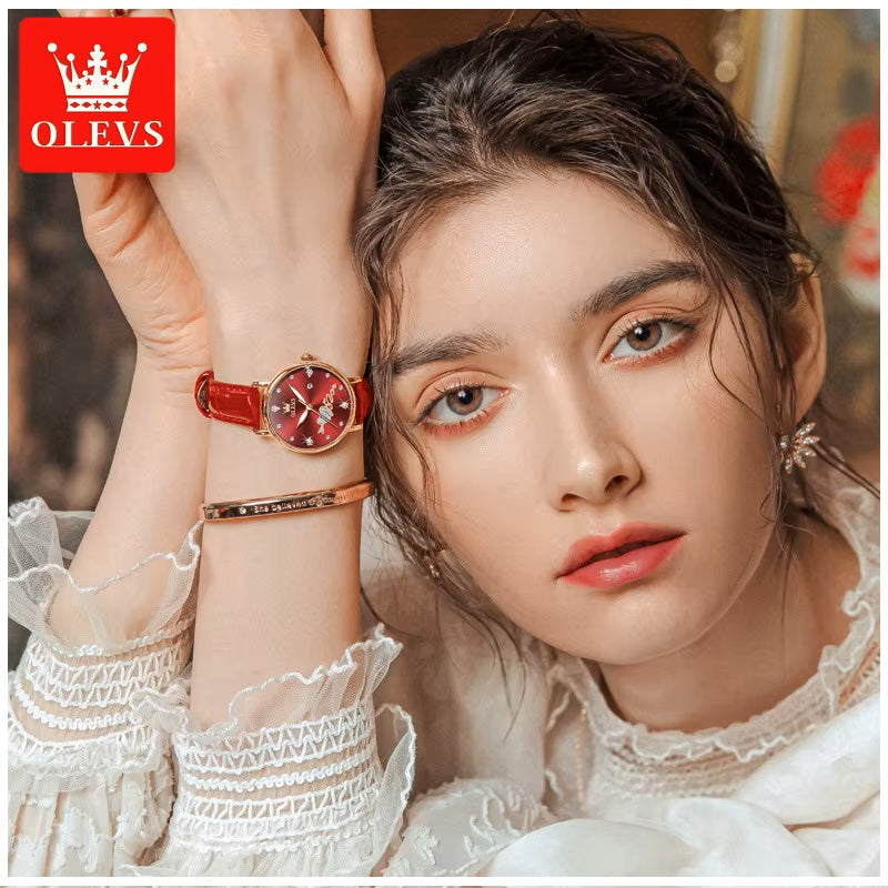 Reloj elegante de mujer correa cuero rojo diseño corazón con cristales