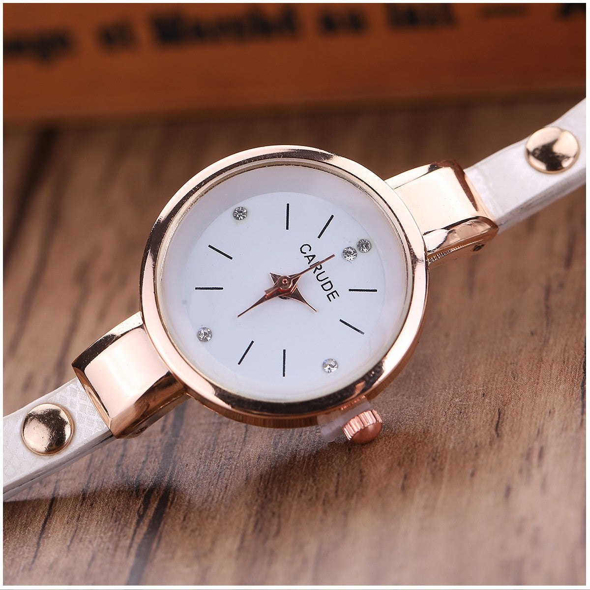 Reloj Personalizado para Mujeres con Incrustaciones y Pulsera Blanca
