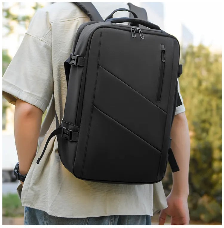 Mochila Ejecutiva para Laptop Expandible 20-39 L, USB y Antirrobo