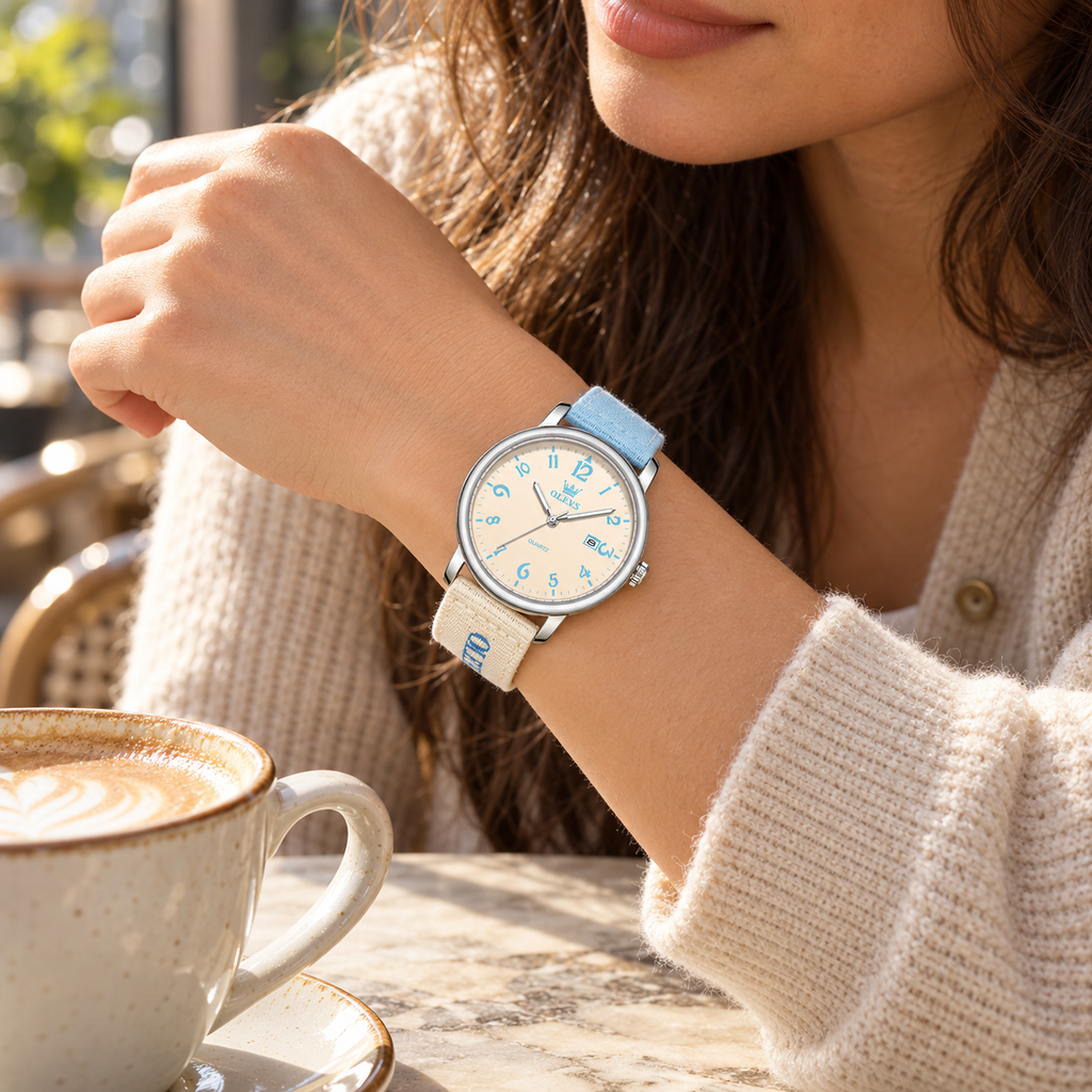 Reloj OLEVS 2991 para mujer celeste y beige, mujer usando el reloj en una cafetería
