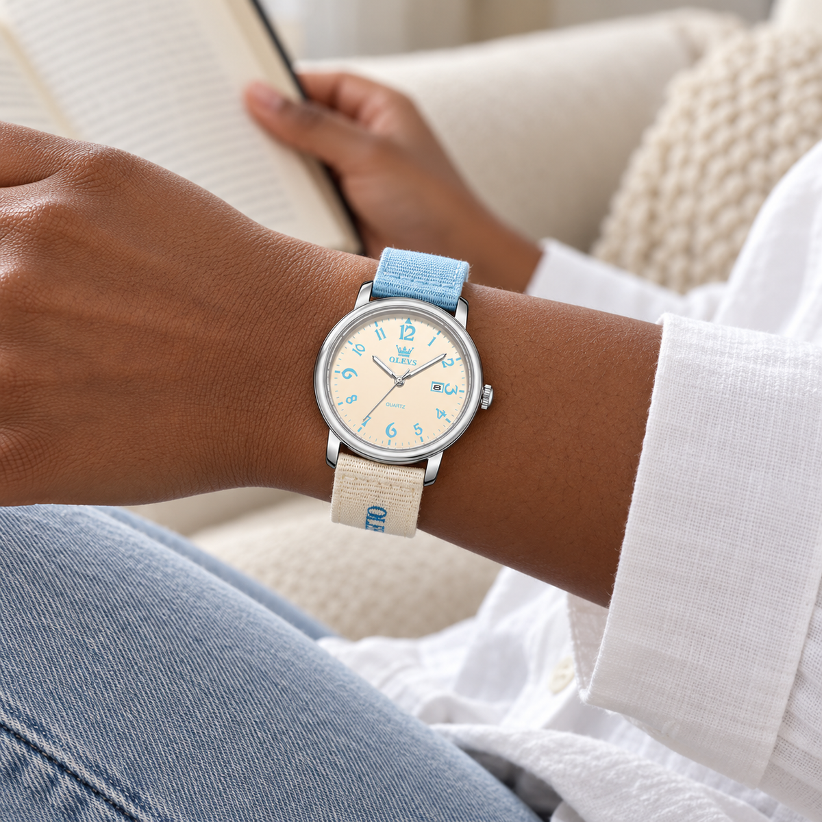 Reloj OLEVS 2991 para mujer celeste y beige, mujer usando el reloj mientras lee