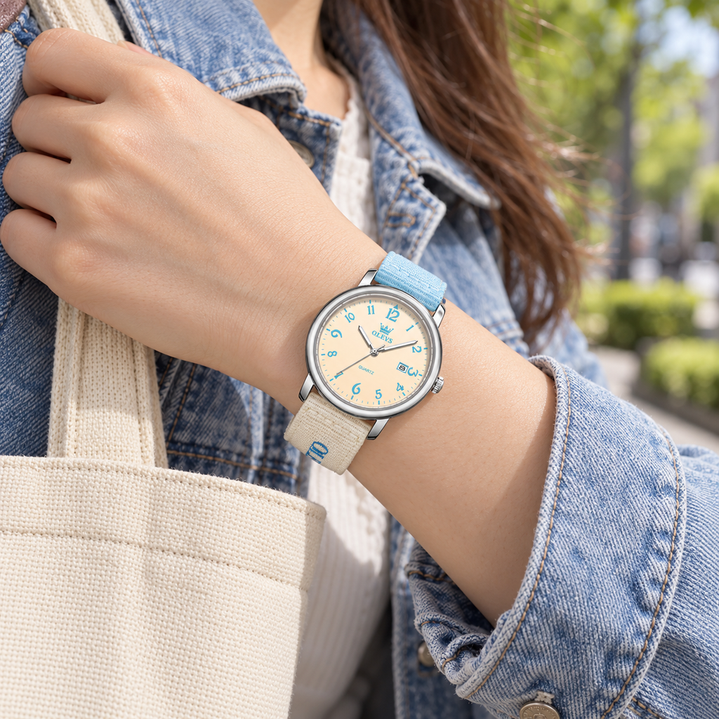 Reloj OLEVS 2991 para mujer celeste y beige, mujer usando el reloj durante un paseo