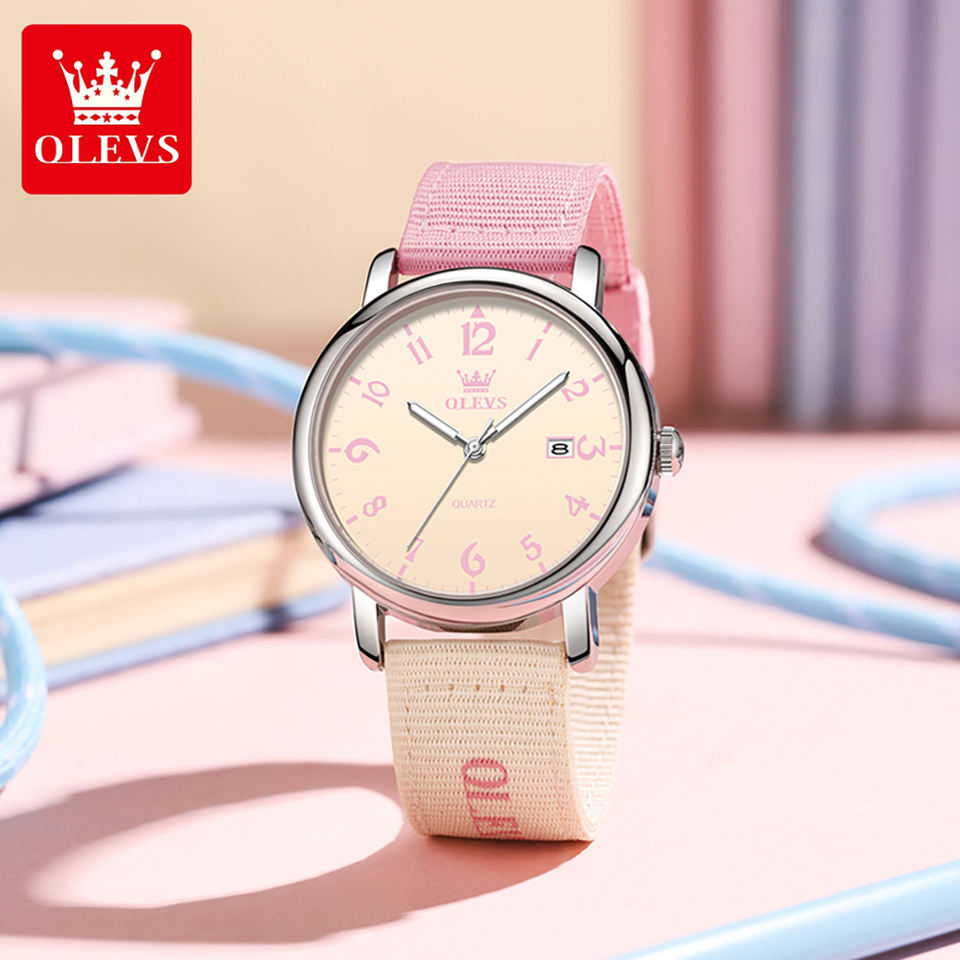 Reloj OLEVS 2991 para mujer rosado y beige, reloj completo en un escenario de estilo casual