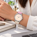 Reloj OLEVS 2991 para mujer rosado y beige, mujer usando el reloj en la oficina