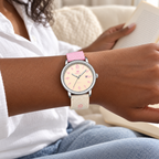 Reloj OLEVS 2991 para mujer rosado y beige, mujer usando el reloj mientras lee