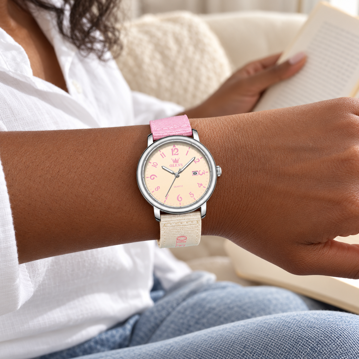 Reloj OLEVS 2991 para mujer rosado y beige, mujer usando el reloj mientras lee