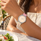 Reloj OLEVS 2991 para mujer rosado y beige, mujer usando el reloj en una terraza