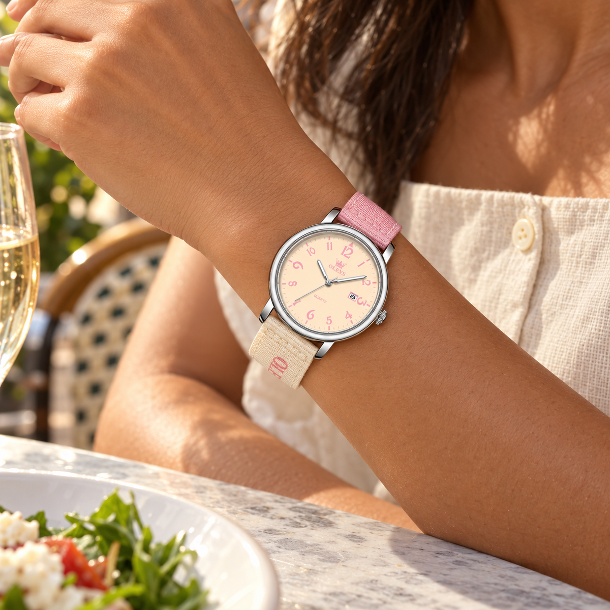 Reloj OLEVS 2991 para mujer rosado y beige, mujer usando el reloj en una terraza