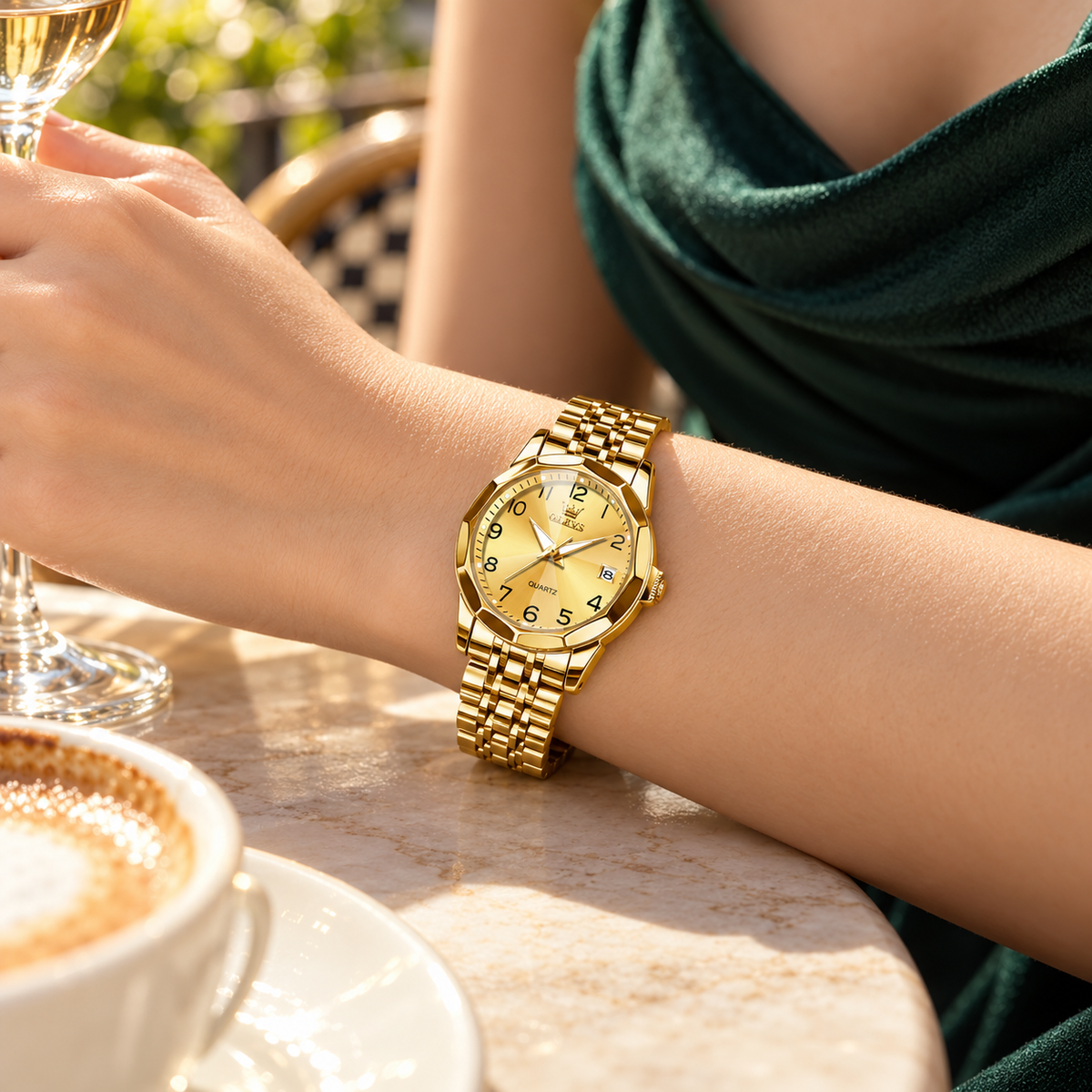 Mujer usando el reloj OLEVS 9970 dorado con vestido verde en una salida