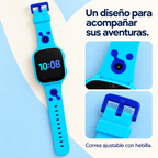 Color azul: detalle de la correa ajustable, hebilla y cámara frontal del reloj infantil