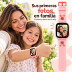 Color rosado: niño tomando una foto en familia con la cámara de su reloj