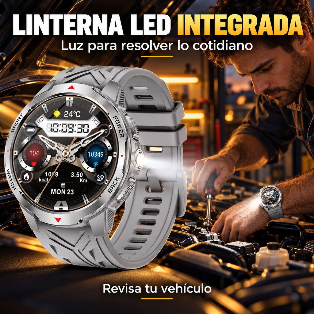 Smartwatch gris con linterna LED lateral encendida; ejemplo de uso durante la revisión del motor del vehículo