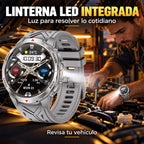Smartwatch gris con linterna LED lateral encendida; ejemplo de uso durante la revisión del motor del vehículo