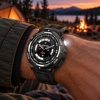 Smartwatch con linterna en campamento al atardecer