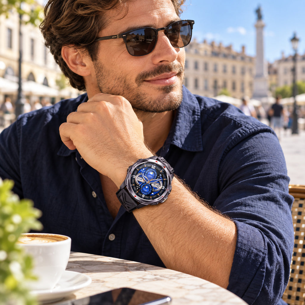 Negro — smartwatch deportivo en uso cotidiano en una terraza