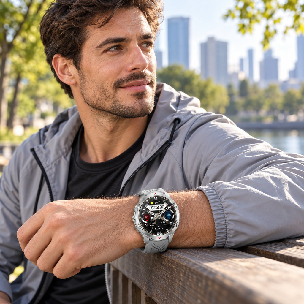 Gris — smartwatch deportivo usado en un parque urbano