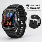 Detalle del smartwatch negro, su correa de silicona y hebilla metálica
